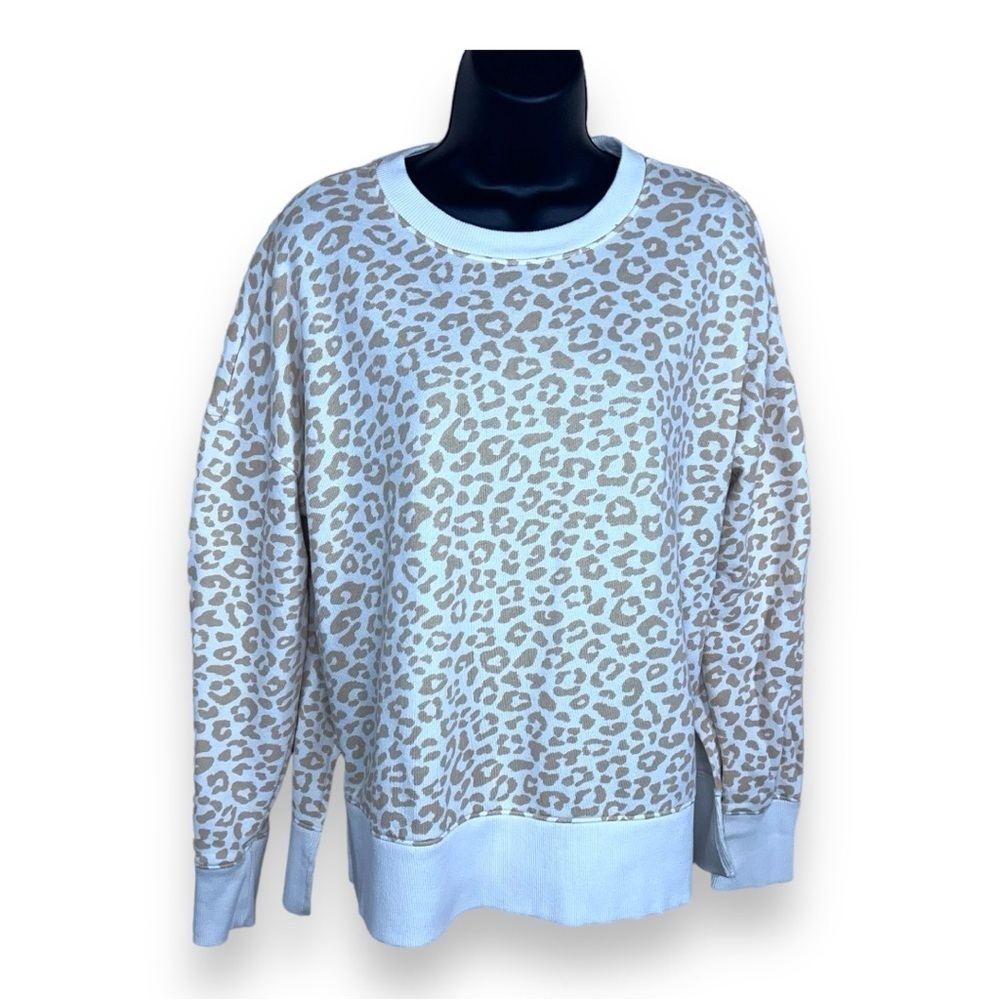 MEDIUM TIME AND TRU WHITE BEIGE LEOPARD ANIMAL PRINT SWEATSHIRT LONG SLEEVE